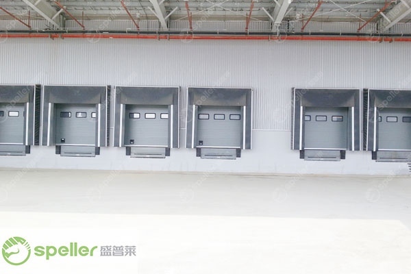 物流出货口的安全密封选择：结合装卸货平台、门封与工业提升门