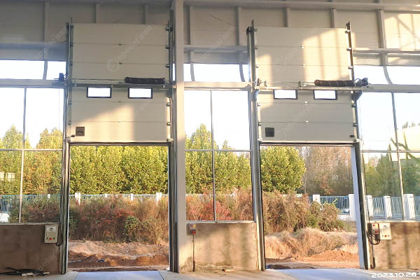 钢结构厂房安装门：提升门的优势与实际应用案例